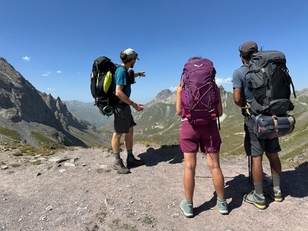 Accompagnateur expliquant la formation des montagnes à son groupe de randonneur