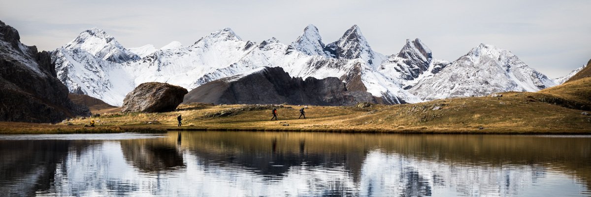 Panoramique d'un lac alpin avec vue sur les Aiguilles d'Arves