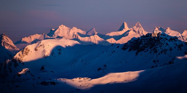 Levé de soleil sur les cimes enneigées